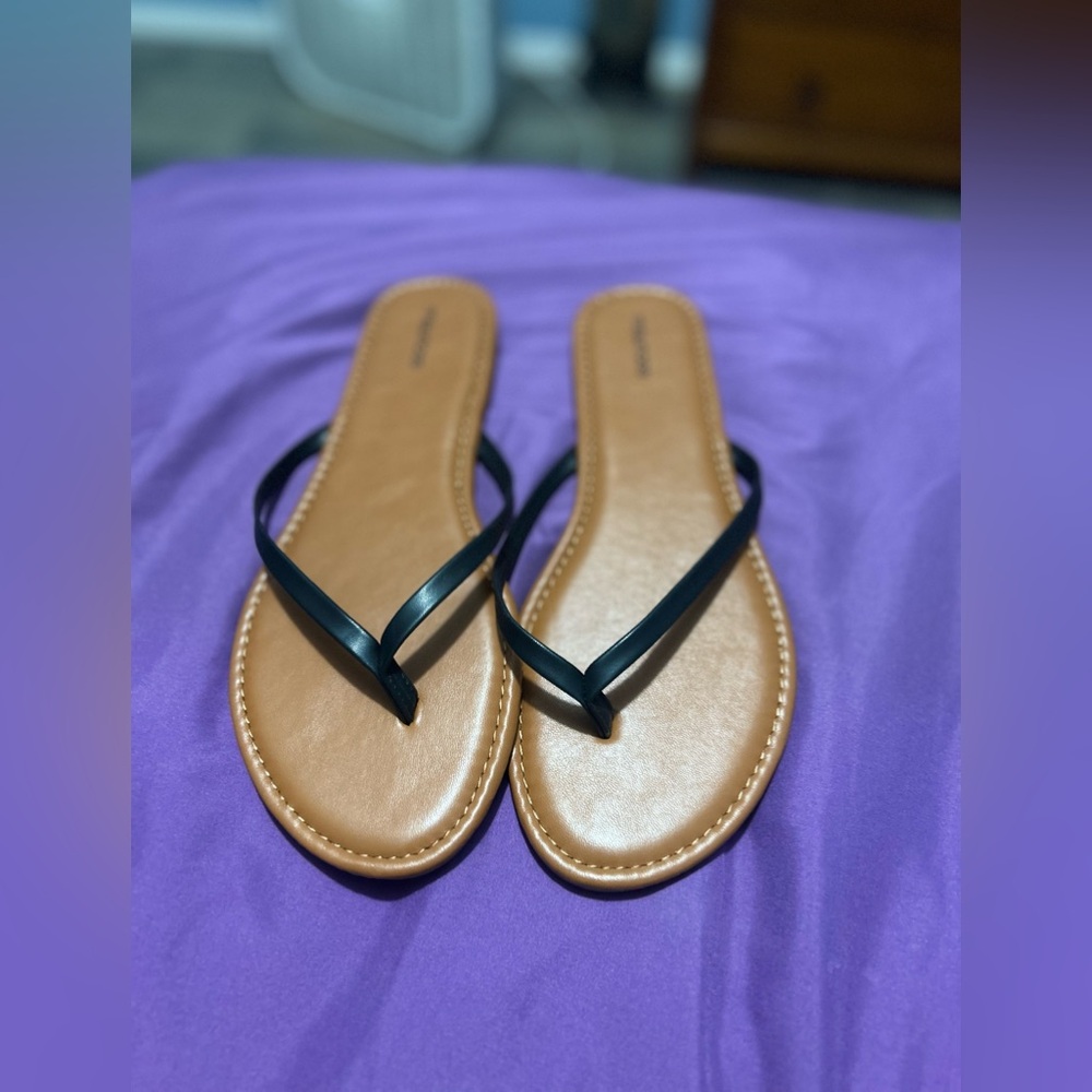 Maurice’s size 11 sandals